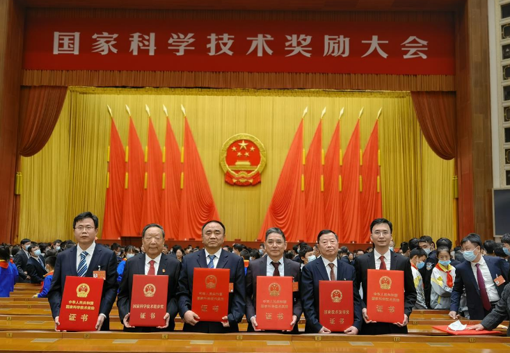 武汉大学获奖教授合影 （左至右为：王密、李德仁、闫利、刘泉声、何光存、郑怀）.png